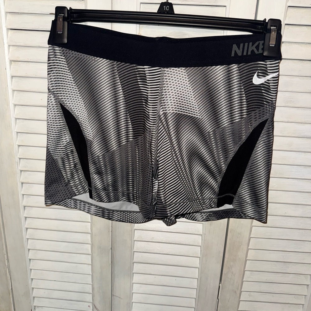 Nike Women's Black and White Patterned Compression Bike Shorts